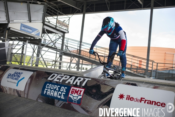 Axelle etienne, championne du monde bmx en 2017, a l entrainement a saint quentin-en-yvelines.