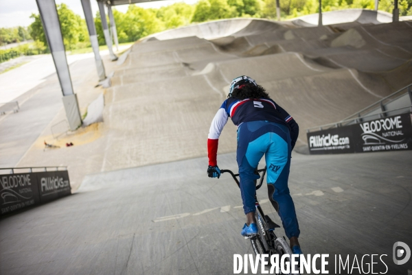 Axelle etienne, championne du monde bmx en 2017, a l entrainement a saint quentin-en-yvelines.