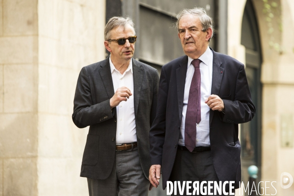 Les magistrats Michel DEBACQ et Jean-Louis BRUGUIERE dans une rue de Paris