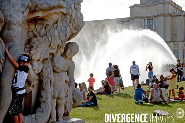 Canicule.Mortal Kombat et les canons à eau des fontaines du Trocadéro...