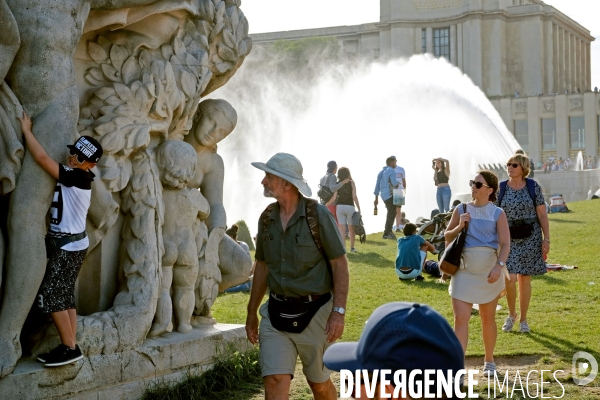 Canicule.Mortal Kombat et les canons à eau des fontaines du Trocadéro...