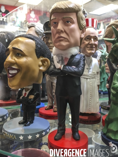 Statuettes a l effigie de donald et melania trump