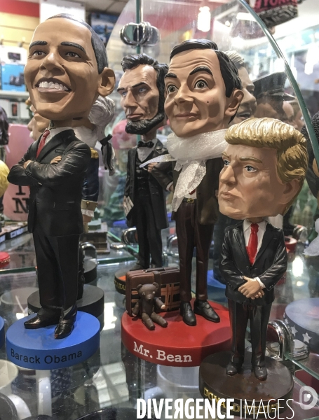 Statuettes a l effigie de donald et melania trump