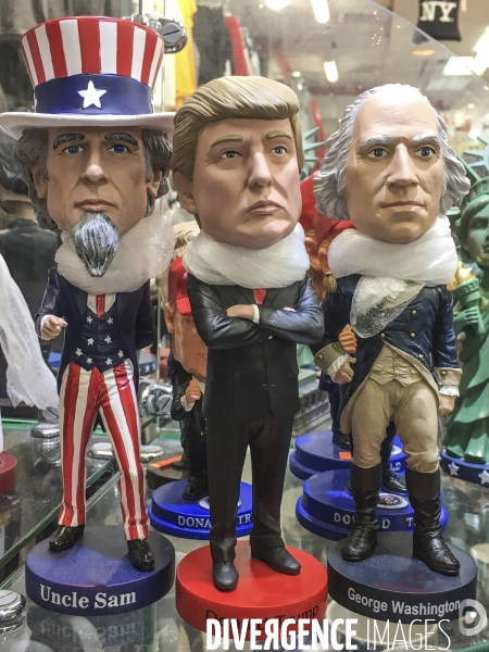 Statuettes a l effigie de donald et melania trump