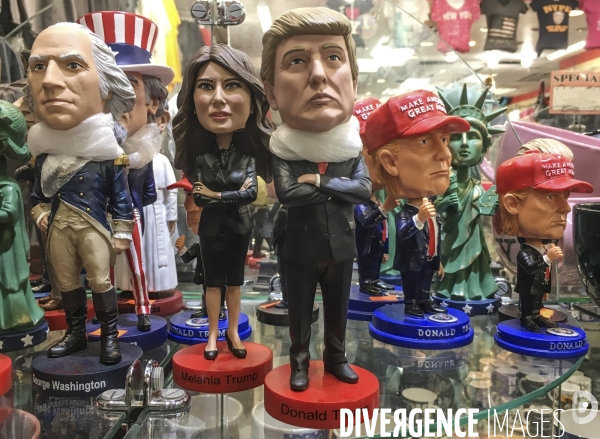 Statuettes a l effigie de donald et melania trump