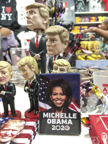 Statuettes a l effigie de donald et melania trump