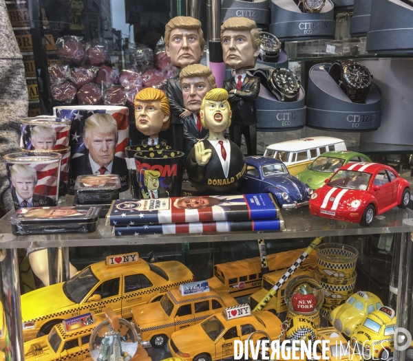 Statuettes a l effigie de donald et melania trump
