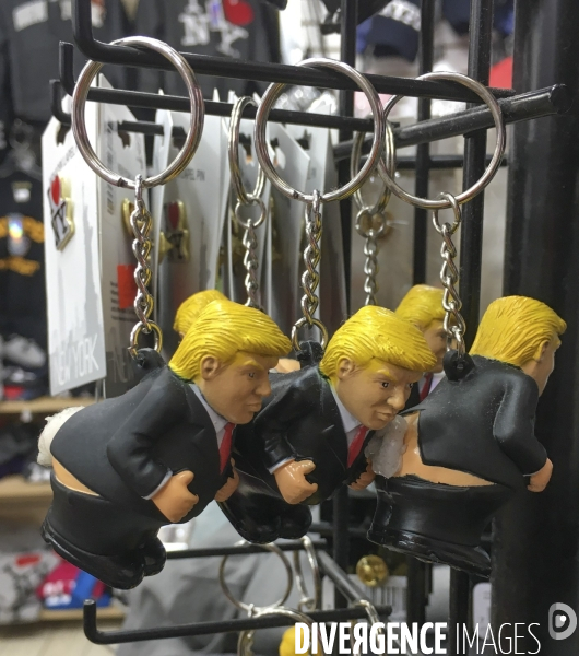 Statuettes a l effigie de donald et melania trump