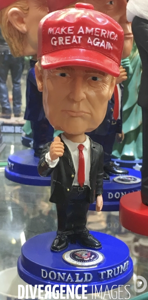 Statuettes a l effigie de donald et melania trump