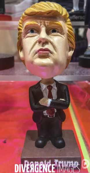 Statuettes a l effigie de donald et melania trump