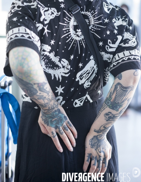 Jeune femme aux bras et mains tatouées