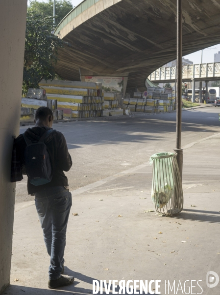 Refugié sous l autoroute A1 Porte de la Chapelle