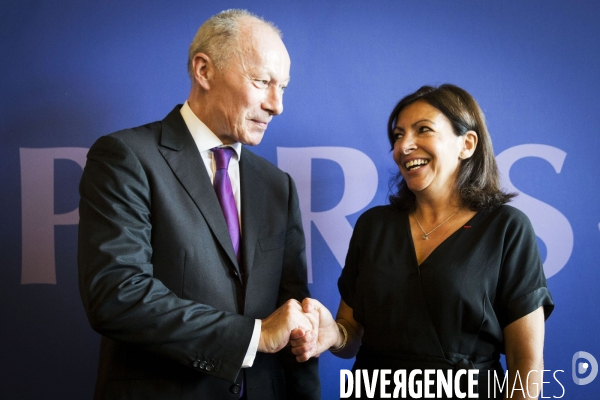 Conférence de presse d Anne HIDALGO et de Thierry BOLLORE pour la mobilité électrique à Paris