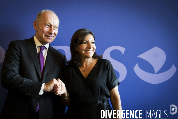 Conférence de presse d Anne HIDALGO et de Thierry BOLLORE pour la mobilité électrique à Paris