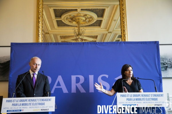 Conférence de presse d Anne HIDALGO et de Thierry BOLLORE pour la mobilité électrique à Paris