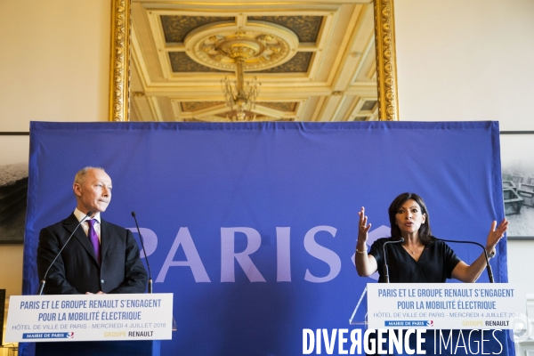 Conférence de presse d Anne HIDALGO et de Thierry BOLLORE pour la mobilité électrique à Paris