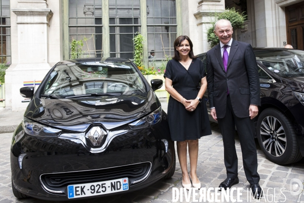 Conférence de presse d Anne HIDALGO et de Thierry BOLLORE pour la mobilité électrique à Paris