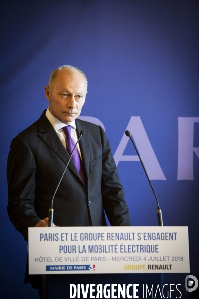 Conférence de presse d Anne HIDALGO et de Thierry BOLLORE pour la mobilité électrique à Paris