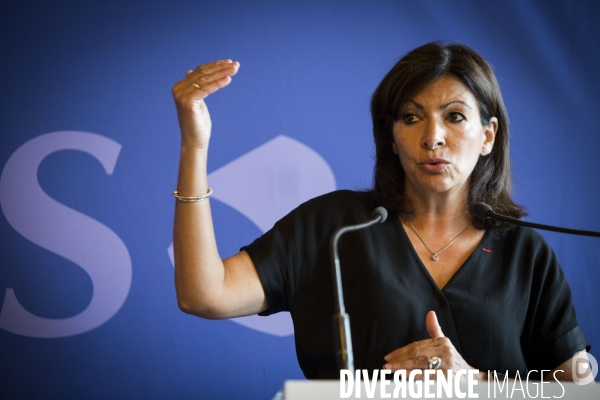 Conférence de presse d Anne HIDALGO et de Thierry BOLLORE pour la mobilité électrique à Paris