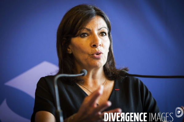 Conférence de presse d Anne HIDALGO et de Thierry BOLLORE pour la mobilité électrique à Paris