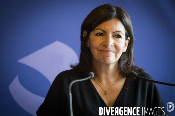 Conférence de presse d Anne HIDALGO et de Thierry BOLLORE pour la mobilité électrique à Paris