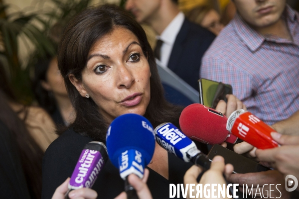 Conférence de presse d Anne HIDALGO et de Thierry BOLLORE pour la mobilité électrique à Paris