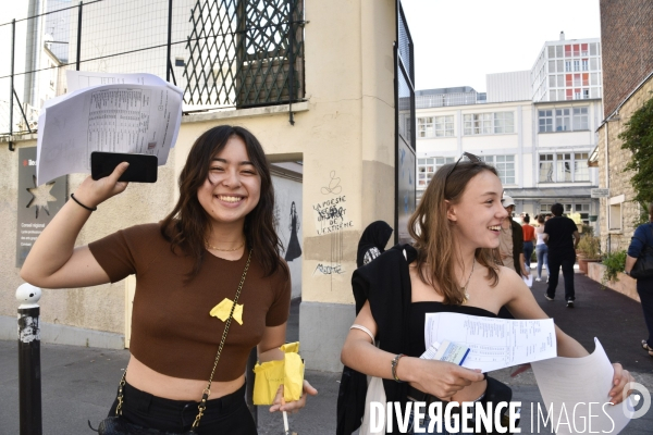 Baccalauréat, résultat positif et joyeux du BAC, au lycée. BAC, high students of school.