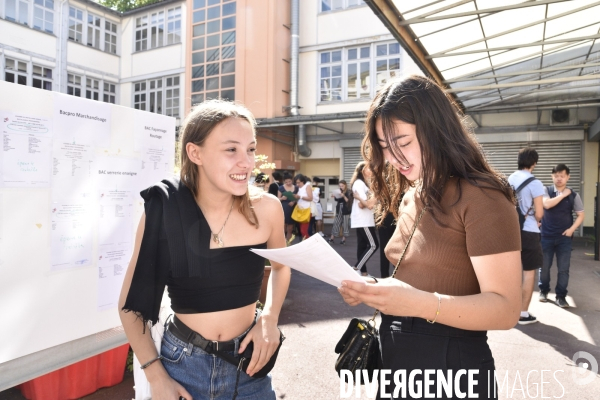 Baccalauréat, résultat positif et joyeux du BAC, au lycée. BAC, high students of school.