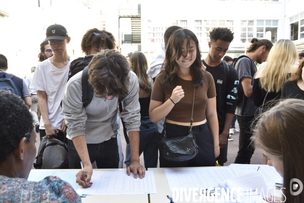 Baccalauréat, résultat positif et joyeux du BAC, au lycée. BAC, high students of school.