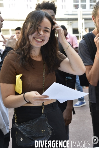 Baccalauréat, résultat positif et joyeux du BAC, au lycée. BAC, high students of school.