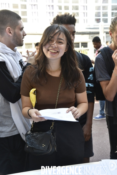 Baccalauréat, résultat positif et joyeux du BAC, au lycée. BAC, high students of school.