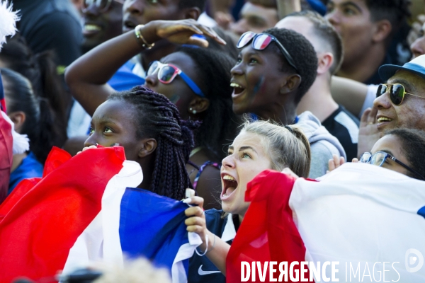 Supporters réunis devant l écran géant pour la demi finale du mondial de football.