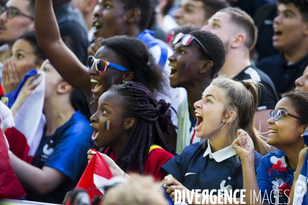 Supporters réunis devant l écran géant pour la demi finale du mondial de football.