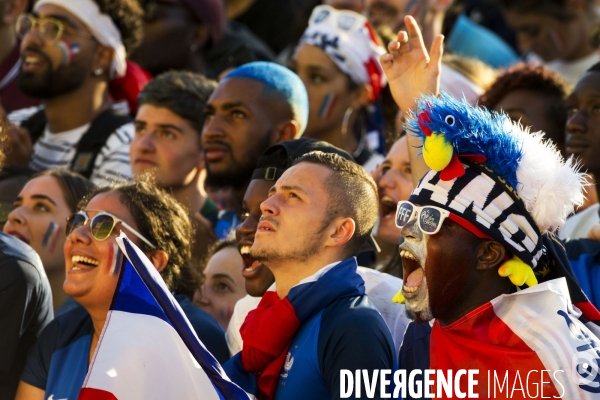 Supporters réunis devant l écran géant pour la demi finale du mondial de football.