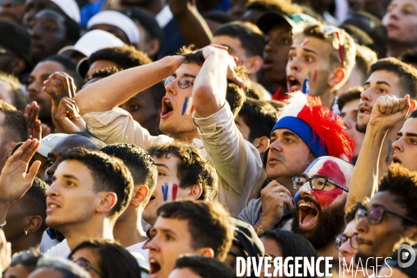 Supporters réunis devant l écran géant pour la demi finale du mondial de football.