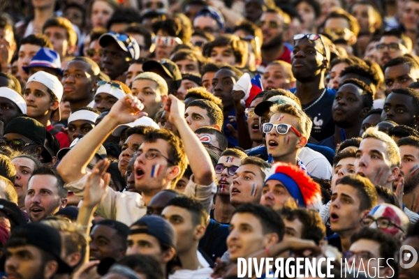 Supporters réunis devant l écran géant pour la demi finale du mondial de football.