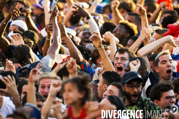 Supporters réunis devant l écran géant pour la demi finale du mondial de football.