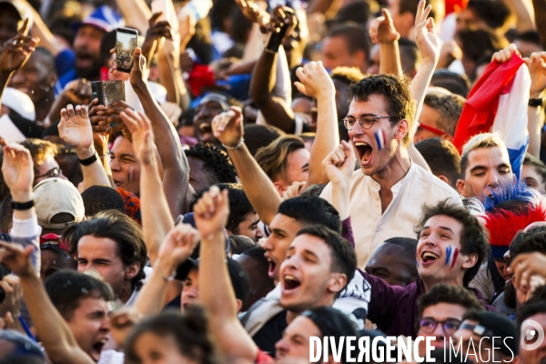 Supporters réunis devant l écran géant pour la demi finale du mondial de football.