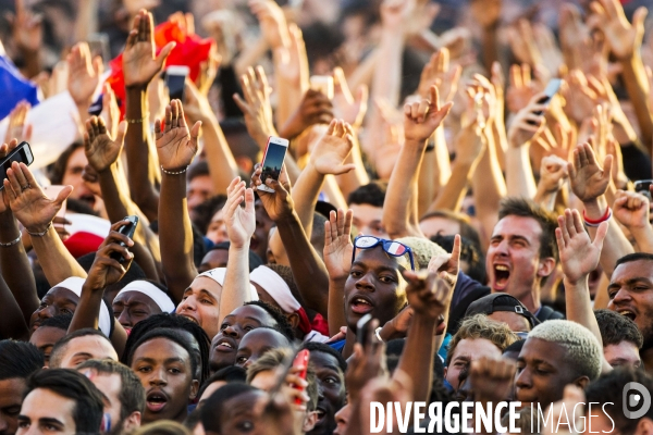 Supporters réunis devant l écran géant pour la demi finale du mondial de football.