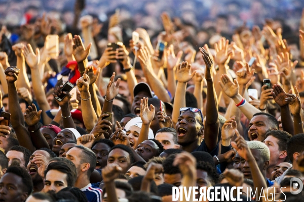 Supporters réunis devant l écran géant pour la demi finale du mondial de football.