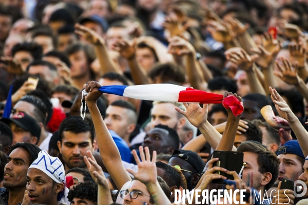 Supporters réunis devant l écran géant pour la demi finale du mondial de football.