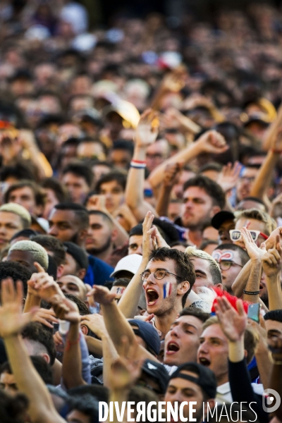 Supporters réunis devant l écran géant pour la demi finale du mondial de football.