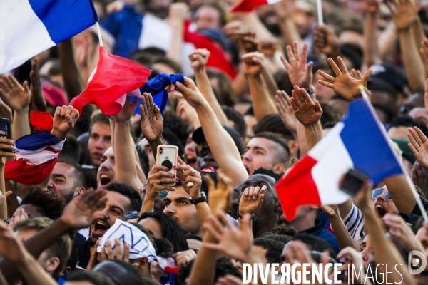 Supporters réunis devant l écran géant pour la demi finale du mondial de football.