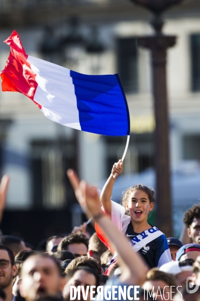 Supporters réunis devant l écran géant pour la demi finale du mondial de football.