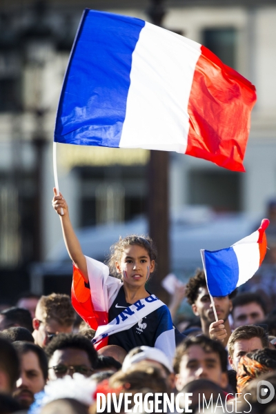 Supporters réunis devant l écran géant pour la demi finale du mondial de football.