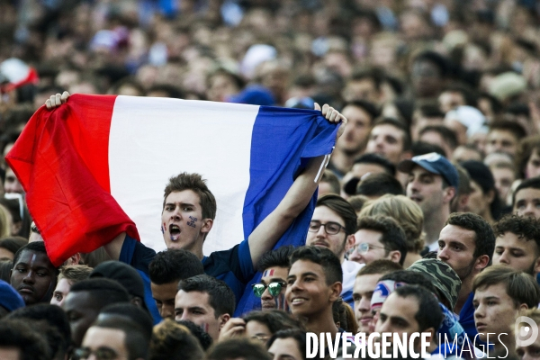 Supporters réunis devant l écran géant pour la demi finale du mondial de football.