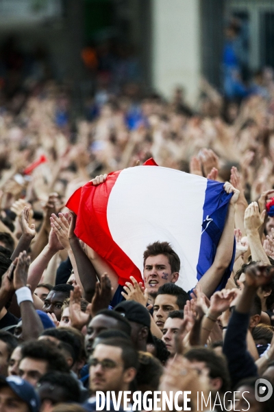 Supporters réunis devant l écran géant pour la demi finale du mondial de football.