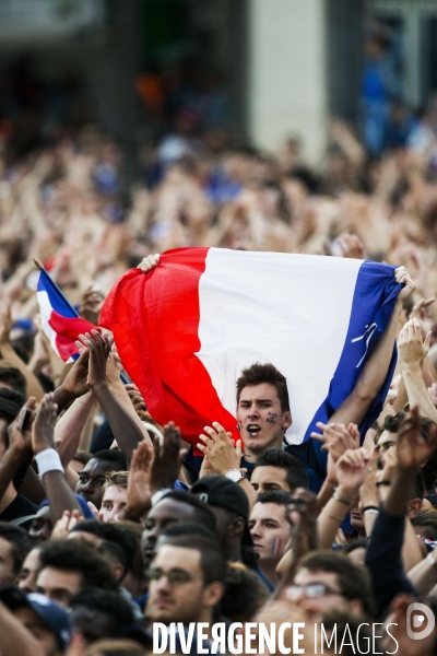 Supporters réunis devant l écran géant pour la demi finale du mondial de football.