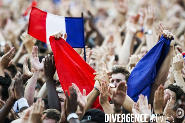 Supporters réunis devant l écran géant pour la demi finale du mondial de football.