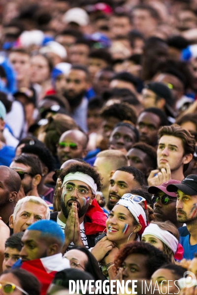 Supporters réunis devant l écran géant pour la demi finale du mondial de football.